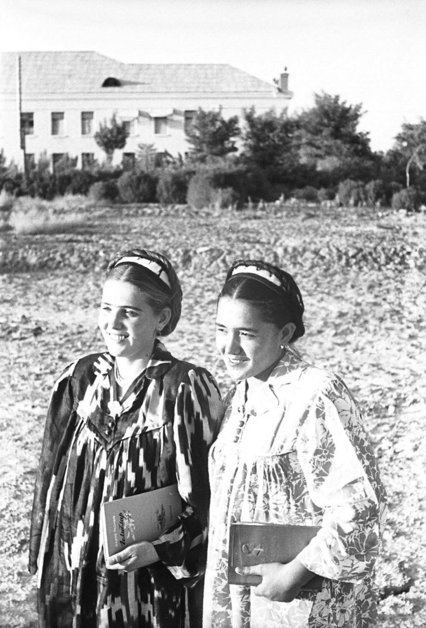 Зайнуш Жўраева Бухоро давлат педагогика институти талабаси (1956 йил).