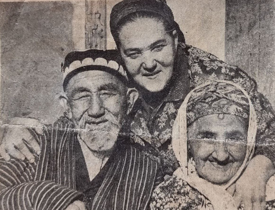 Ўшанда суронли 1941 йилнинг кузи эди. 10 ёшли Жанна опаси Таисия билан юзлаб болалар қатори қирғинбарот уруш бораётган Украинанинг Изюм шаҳридан фронт ортига, қуёшли Ўзбекистонга жўнатилди. Польяк миллатига мансуб бу опа-сингилни тақдир тақозоси билан бир-биридан бехабар ҳолда Бухородаги икки оила фарзанд қилиб олди.